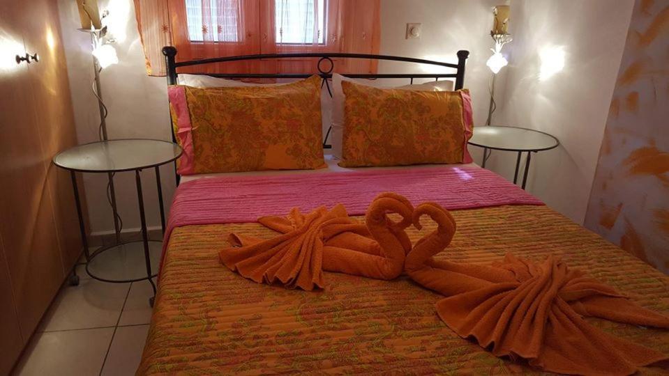 Santorini Pleasure Studios Fira  Esterno foto